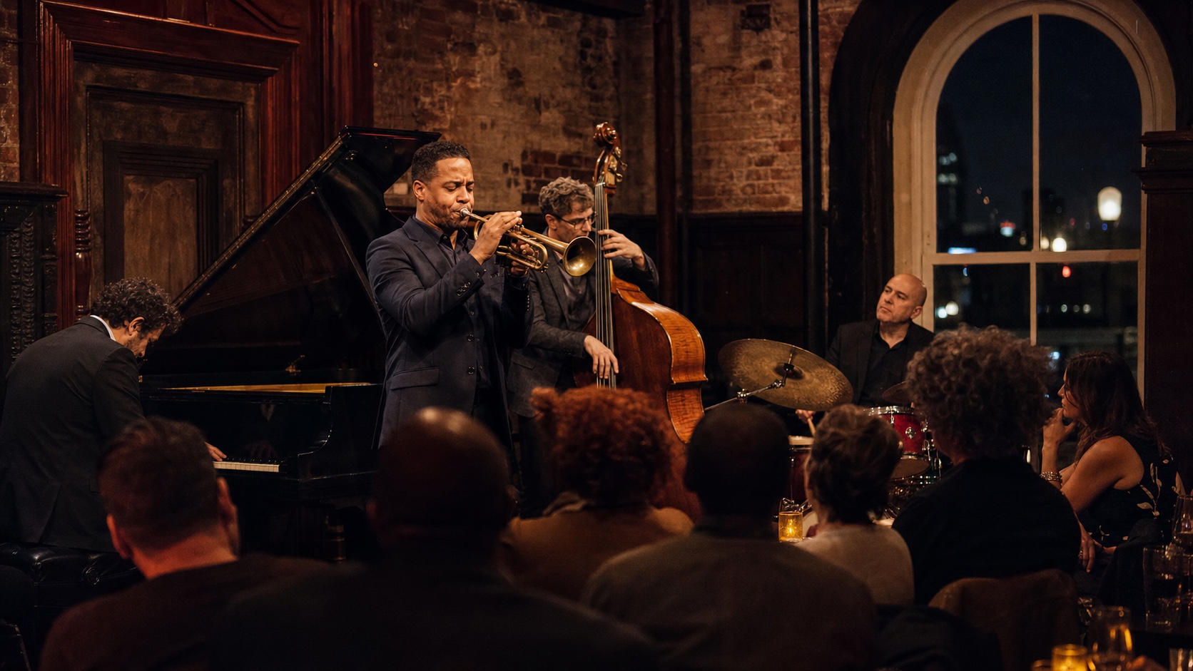 Un quatuor de jazz se produisant dans un club de Boston chaleureusement éclairé